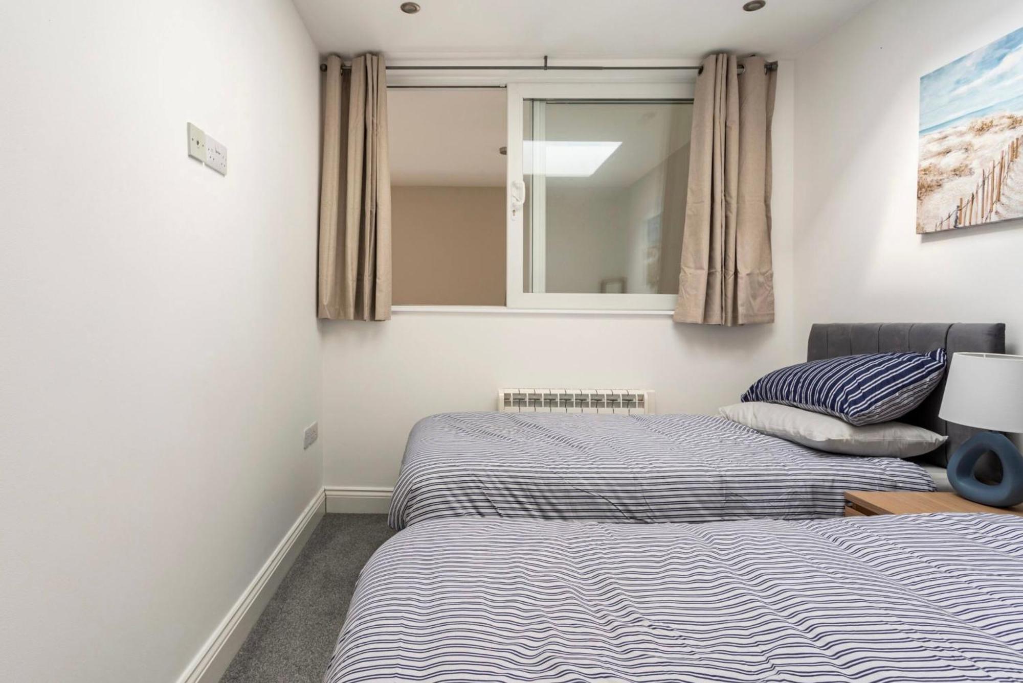 Beautiful 2 Bed Apartment Just Steps To The Beach 韦茅斯 外观 照片