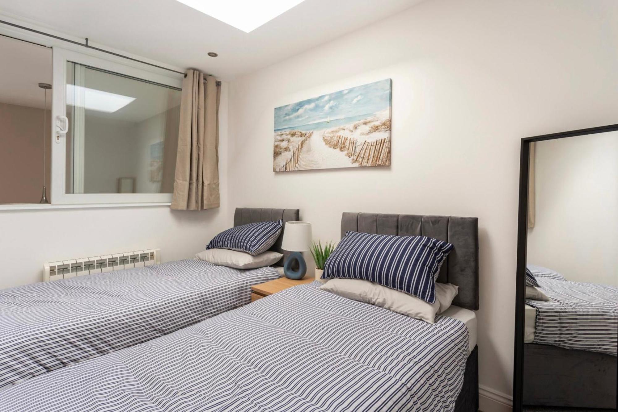 Beautiful 2 Bed Apartment Just Steps To The Beach 韦茅斯 外观 照片